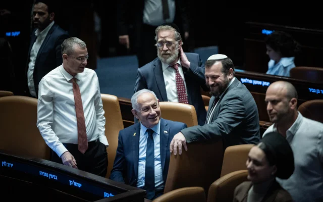 Le Premier ministre Benjamin Netanyahu et les législateurs de la coalition assistent à un vote sur le budget de l'État pour 2025 en séance plénière de la Knesset, le 19 mars 2025. (Crédit : Yonatan Sindel/Flash90) Le Premier ministre Benjamin Netanyahu et les législateurs de la coalition assistent à un vote sur le budget de l'État pour 2025 en séance plénière de la Knesset, le 19 mars 2025. (Crédit : Yonatan Sindel/Flash90)