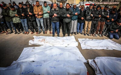 Des Palestiniens enterrant leurs proches à l'hôpital Nasser, après une frappe aérienne israélienne à Khan Younès, dans le sud de la bande de Gaza, le 20 mars 2025. (Crédit : Abed Rahim Khatib/Flash90)