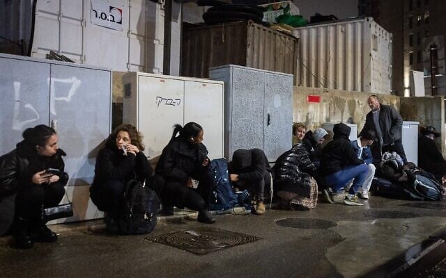 Des personnes se mettant à l'abri alors que les sirènes d'alerte annoncent l'arrivée d'un missile tiré depuis le Yémen, à Jérusalem, le 20 mars 2025. (Crédit : Chaïm Goldberg/Flash90) Des personnes se mettant à l'abri alors que les sirènes d'alerte annoncent l'arrivée d'un missile tiré depuis le Yémen, à Jérusalem, le 20 mars 2025. (Crédit : Chaïm Goldberg/Flash90)