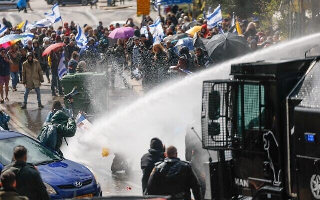 La police utilisant des canons à eau contre les protestataires lors des manifestations contre la décision du Premier ministre Benjamin Netanyahu de licencier le chef du Shin Bet, Ronen Bar, à Jérusalem, le 20 mars 2025. (Crédit : Yonatan Sindel/Flash90) La police utilisant des canons à eau contre les protestataires lors des manifestations contre la décision du Premier ministre Benjamin Netanyahu de licencier le chef du Shin Bet, Ronen Bar, à Jérusalem, le 20 mars 2025. (Crédit : Yonatan Sindel/Flash90)