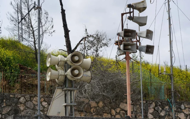 Les haut-parleurs qui émettent les sirèrens d'alerte dans une localité israélienne près de la frontière nord avec le Liban, le 22 mars 2025. (Crédit : Ayal Margolin/Flash90)