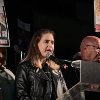 L'ancienne otage Doron Steinbrecher s'exprime lors d'un rassemblement appelant à la libération des Israéliens détenus par les terroristes du Hamas à Gaza, sur la place des Otages à Tel Aviv, le 22 mars 2025. (Crédit : Avshalom Sassoni/Flash90)