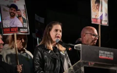 L'ancienne otage Doron Steinbrecher s'exprime lors d'un rassemblement appelant à la libération des Israéliens détenus par les terroristes du Hamas à Gaza, sur la place des Otages à Tel Aviv, le 22 mars 2025. (Crédit : Avshalom Sassoni/Flash90)