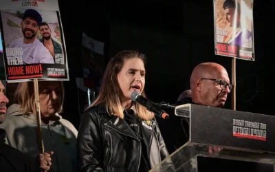 L'ancienne otage Doron Steinbrecher s'exprime lors d'un rassemblement appelant à la libération des Israéliens détenus par les terroristes du Hamas à Gaza, sur la place des Otages à Tel Aviv, le 22 mars 2025. (Crédit : Avshalom Sassoni/Flash90)