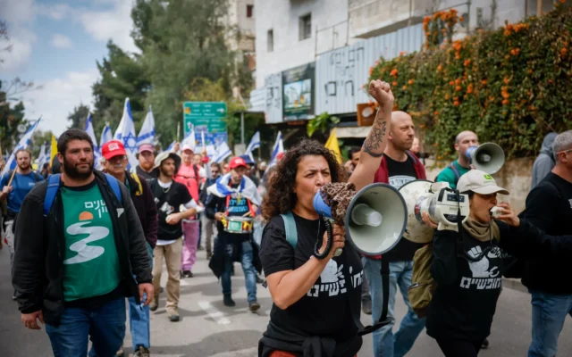 Des manifestants quittent le domicile du Premier ministre Benjamin Netanyahu à Jérusalem pour se rendre à son bureau, protestant contre les tentatives de son gouvernement de limoger le chef du Shin Bet et la procureure-générale, le 23 mars 2025. (Crédit : Yonatan Sindel/Flash90) Des manifestants quittent le domicile du Premier ministre Benjamin Netanyahu à Jérusalem pour se rendre à son bureau, protestant contre les tentatives de son gouvernement de limoger le chef du Shin Bet et la procureure-générale, le 23 mars 2025. (Crédit : Yonatan Sindel/Flash90)