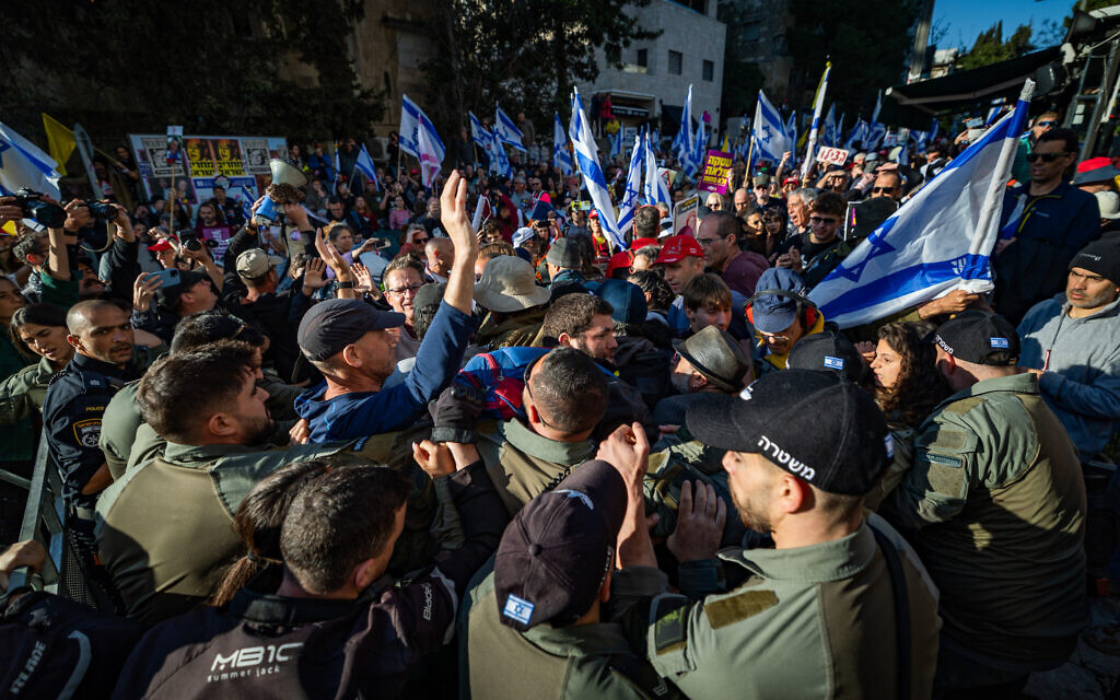 Des Israéliens affrontent la police lors d'une manifestation contre le Premier ministre Benjamin Netanyahu et son gouvernement, devant la résidence du Premier ministre à Jérusalem, le 23 mars 2025. (Crédit : Yonatan Sindel/Flash90)