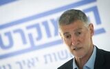 Le chef du parti Les Démocrates, Yaïr Golan, s'adressant aux médias devant la Knesset, le 24 mars 2025. (Crédit : Chaïm Goldberg/Flash90)