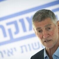 Le chef du parti Les Démocrates, Yaïr Golan, s'adressant aux médias devant la Knesset, le 24 mars 2025. (Crédit : Chaïm Goldberg/Flash90)