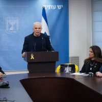 Le président du parti Yesh Atid, Yair Lapid, dirige une réunion de faction à la Knesset, le 24 mars 2025. (Crédit : Yonatan Sindel/Flash90)