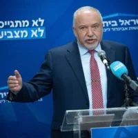 Le député Avigdor Lieberman, président du parti Yisrael Beytenu, dirige une réunion de faction à la Knesset, à Jérusalem, le 24 mars 2025. (Crédit : Yonatan Sindel/ Flash90)