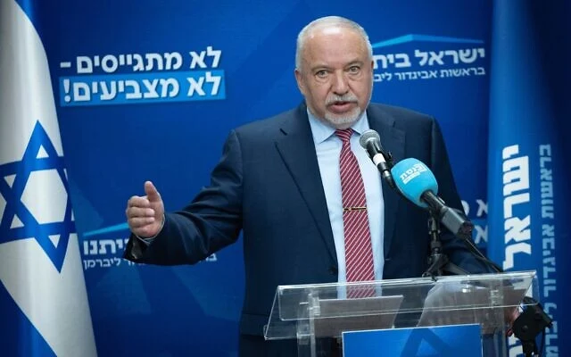 Le député Avigdor Lieberman, président du parti Yisrael Beytenu, dirige une réunion de faction à la Knesset, à Jérusalem, le 24 mars 2025. (Crédit : Yonatan Sindel/ Flash90) Le député Avigdor Lieberman, président du parti Yisrael Beytenu, dirige une réunion de faction à la Knesset, à Jérusalem, le 24 mars 2025. (Crédit : Yonatan Sindel/ Flash90)