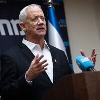 Le chef du parti HaMahane HaMamlahti, le député Benny Gantz, dirigeant une réunion de sa faction, à la Knesset, le 24 mars 2025. (Crédit : Yonatan Sindel/Flash90)