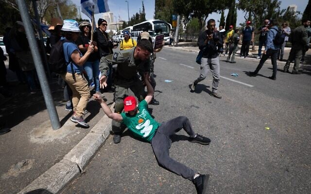 La police affronte des participants à une manifestation contre le gouvernement, devant la Knesset, à Jérusalem, le 25 mars 2025. (Chaim Goldberg/Flash90) La police affronte des participants à une manifestation contre le gouvernement, devant la Knesset, à Jérusalem, le 25 mars 2025. (Chaim Goldberg/Flash90)