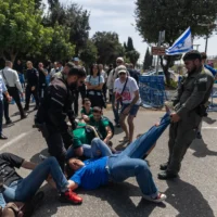 La police affronte des manifestants lors d'une manifestation contre le gouvernement devant la Knesset à Jérusalem, le 25 mars 2025. (Crédit : Chaim Goldberg/Flash90)