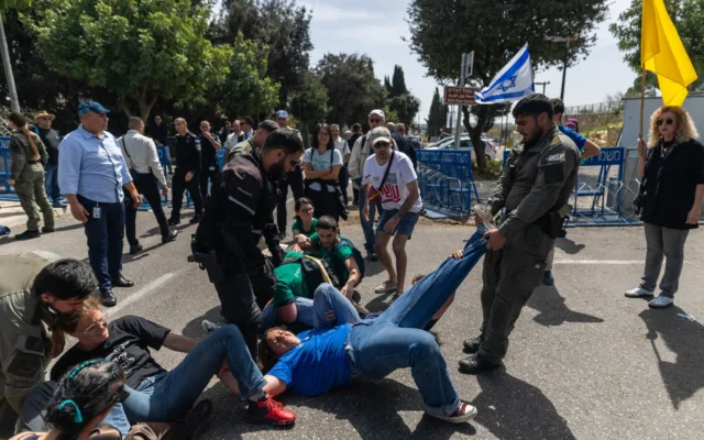 La police se heurtant aux manifestants lors d'une manifestation anti-gouvernement, devant la Knesset, à Jérusalem, le 25 mars 2025. (Crédit : Chaïm Goldberg/Flash90) La police se heurtant aux manifestants lors d'une manifestation anti-gouvernement, devant la Knesset, à Jérusalem, le 25 mars 2025. (Crédit : Chaïm Goldberg/Flash90)
