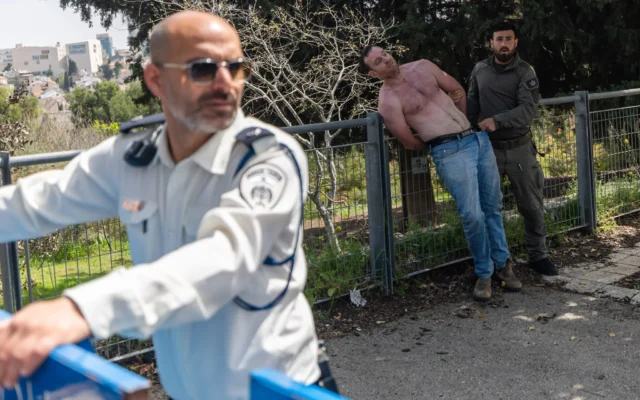 La police se heurte aux manifestants lors d'un rassemblement contre le gouvernement devant la Knesset à Jérusalem, le 25 mars 2025. (Crédit : Chaim Goldberg/Flash90) La police se heurte aux manifestants lors d'un rassemblement contre le gouvernement devant la Knesset à Jérusalem, le 25 mars 2025. (Crédit : Chaim Goldberg/Flash90)