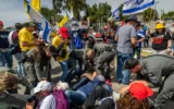 Une manifestation contre le gouvernement israélien devant la Knesset, à Jérusalem, le 25 mars 2025 (Crédit : Chaim Goldberg/Flash90)