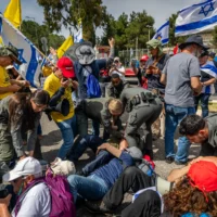 Une manifestation contre le gouvernement israélien devant la Knesset, à Jérusalem, le 25 mars 2025 (Crédit : Chaim Goldberg/Flash90)