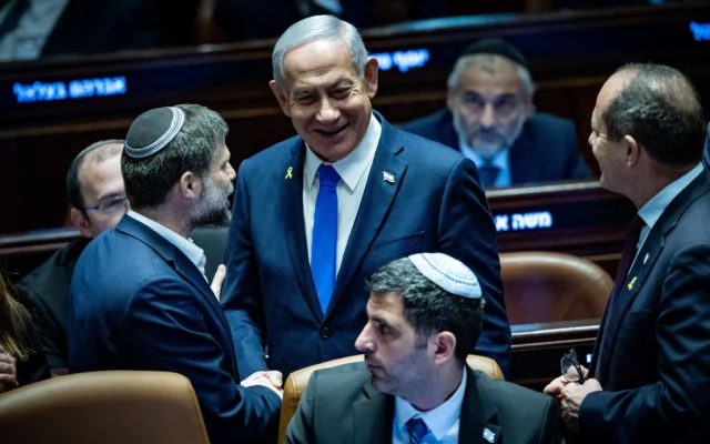 Le Premier ministre Benjamin Netanyahu, à droite, et le ministre des Finances Bezalel Smotrich en séance plénière de la Knesset avant le vote final sur le budget de l'État 2025, le 25 mars 2025. (Crédit : Yonatan Sindel/Flash90) Le Premier ministre Benjamin Netanyahu, à droite, et le ministre des Finances Bezalel Smotrich en séance plénière de la Knesset avant le vote final sur le budget de l'État 2025, le 25 mars 2025. (Crédit : Yonatan Sindel/Flash90)