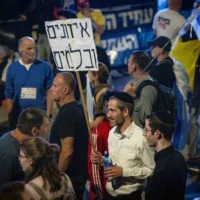 Des personnes manifestent contre le Premier ministre Benjamin Netanyahu et son gouvernement, devant la Knesset, à Jérusalem, le 26 mars 2025. L'affiche indique « Freins et contrepoids ». (Crédit : Chaim Goldberg/Flash90)