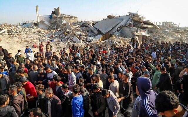 Des Palestiniens prennent part à une manifestation anti-Hamas, appelant à la fin de la guerre avec Israël, à Beit Lahiya, dans le nord de la bande de Gaza, le 26 mars 2025. (Flash90) Des Palestiniens prennent part à une manifestation anti-Hamas, appelant à la fin de la guerre avec Israël, à Beit Lahiya, dans le nord de la bande de Gaza, le 26 mars 2025. (Flash90)