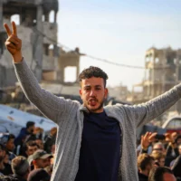 Des Palestiniens participent à une manifestation anti-Hamas, appelant à la fin de la guerre avec Israël, à Beit Lahiya, dans le nord de la bande de Gaza, le 26 mars 2025. (Crédit : Flash90)