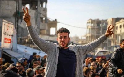 Des Palestiniens participent à une manifestation anti-Hamas, appelant à la fin de la guerre avec Israël, à Beit Lahiya, dans le nord de la bande de Gaza, le 26 mars 2025. (Crédit : Flash90)