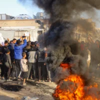 Des Palestiniens participent à une manifestation anti-Hamas, appelant à la fin de la guerre avec Israël, à Beit Lahiya, dans le nord de la bande de Gaza, le 26 mars 2025. (Crédit : Flash90)