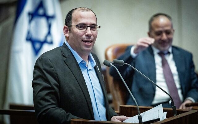 Le député HaTzionout HaDatit Simcha Rothman, chef de la commission de la Constitution, du Droit et de la Justice de la Knesset, présentant le projet de loi visant à restructurer la commission de sélection des juges d'Israël, à la Knesset, le 26 mars 2025. (Crédit : Yonatan Sindel/Flash90) Le député HaTzionout HaDatit Simcha Rothman, chef de la commission de la Constitution, du Droit et de la Justice de la Knesset, présentant le projet de loi visant à restructurer la commission de sélection des juges d'Israël, à la Knesset, le 26 mars 2025. (Crédit : Yonatan Sindel/Flash90)