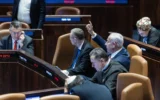 Le Premier ministre Benjamin Netanyahu et des ministres sont photographiés dans la salle de réunion de la Knesset lors d'un vote sur un projet de loi visant à remanier la commission de sélection judiciaire d'Israël, le 27 mars 2025 (Crédit : Chaim Goldberg/Flash90)
