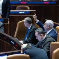 Le Premier ministre Benjamin Netanyahu et des ministres sont photographiés dans la salle de réunion de la Knesset lors d'un vote sur un projet de loi visant à remanier la commission de sélection judiciaire d'Israël, le 27 mars 2025 (Crédit : Chaim Goldberg/Flash90)