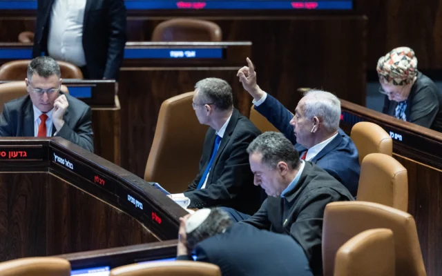 Le Premier ministre Benjamin Netanyahu et des ministres sont photographiés dans la salle de réunion de la Knesset lors d'un vote sur un projet de loi visant à remanier la commission de sélection judiciaire d'Israël, le 27 mars 2025 (Crédit : Chaim Goldberg/Flash90) Le Premier ministre Benjamin Netanyahu et des ministres sont photographiés dans la salle de réunion de la Knesset lors d'un vote sur un projet de loi visant à remanier la commission de sélection judiciaire d'Israël, le 27 mars 2025 (Crédit : Chaim Goldberg/Flash90)