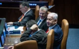 Le Premier ministre Benjamin Netanyahu, le ministre de la Justice Yariv Levin et d'autres ministres dans le plénum de la Knesset lors d'un vote sur une loi visant à réformer le processus de sélection des juges israéliens, le 27 mars 2025. (Crédit : Chaïm Goldberg/Flash90)