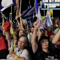 Des gens participent à un rassemblement contre le Premier ministre Benjamin Netanyahu et son gouvernement sur la place Habima, le 27 mars 2025. (Crédit : Tomer Neuberg/Flash90)