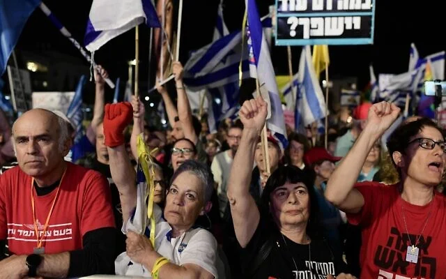 Des gens participent à un rassemblement contre le Premier ministre Benjamin Netanyahu et son gouvernement sur la place Habima, le 27 mars 2025. (Crédit : Tomer Neuberg/Flash90)