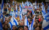 Des manifestants anti-gouvernementaux participent à un rassemblement sur la place Habima, à Tel Aviv, le 29 mars 2025. (Crédit : Avshalom Sassoni/Flash90)