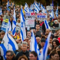 Des manifestants anti-gouvernementaux participent à un rassemblement sur la place Habima, à Tel Aviv, le 29 mars 2025. (Crédit : Avshalom Sassoni/Flash90)