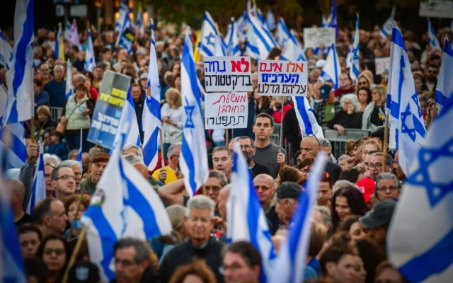 Des manifestants anti-gouvernementaux participent à un rassemblement sur la place Habima, à Tel Aviv, le 29 mars 2025. (Crédit : Avshalom Sassoni/Flash90) Des manifestants anti-gouvernementaux participent à un rassemblement sur la place Habima, à Tel Aviv, le 29 mars 2025. (Crédit : Avshalom Sassoni/Flash90)