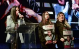 Einav Zangauker, la mère de l'otage Matan Zangauker, s'exprime lors d'un rassemblement contre le Premier ministre Benjamin Netanyahu et son gouvernement, sur la place Habima, à Tel Aviv, le 29 mars 2025. (Crédit :Avshalom Sassoni/Flash90)