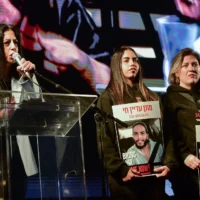 Einav Zangauker, la mère de l'otage Matan Zangauker, s'exprime lors d'un rassemblement contre le Premier ministre Benjamin Netanyahu et son gouvernement, sur la place Habima, à Tel Aviv, le 29 mars 2025. (Crédit :Avshalom Sassoni/Flash90)