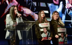 Einav Zangauker, la mère de l'otage Matan Zangauker, s'exprime lors d'un rassemblement contre le Premier ministre Benjamin Netanyahu et son gouvernement, sur la place Habima, à Tel Aviv, le 29 mars 2025. (Crédit :Avshalom Sassoni/Flash90)