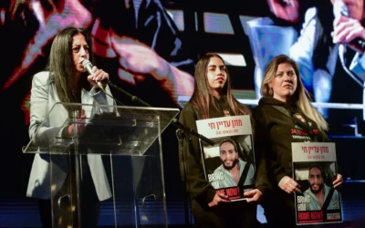 Einav Zangauker, la mère de l'otage Matan Zangauker, s'exprime lors d'un rassemblement contre le Premier ministre Benjamin Netanyahu et son gouvernement, sur la place Habima, à Tel Aviv, le 29 mars 2025. (Crédit :Avshalom Sassoni/Flash90)