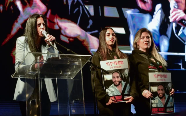 Einav Zangauker, la mère de l'otage Matan Zangauker, s'exprime lors d'un rassemblement contre le Premier ministre Benjamin Netanyahu et son gouvernement, sur la place Habima, à Tel Aviv, le 29 mars 2025. (Crédit :Avshalom Sassoni/Flash90) Einav Zangauker, la mère de l'otage Matan Zangauker, s'exprime lors d'un rassemblement contre le Premier ministre Benjamin Netanyahu et son gouvernement, sur la place Habima, à Tel Aviv, le 29 mars 2025. (Crédit :Avshalom Sassoni/Flash90)