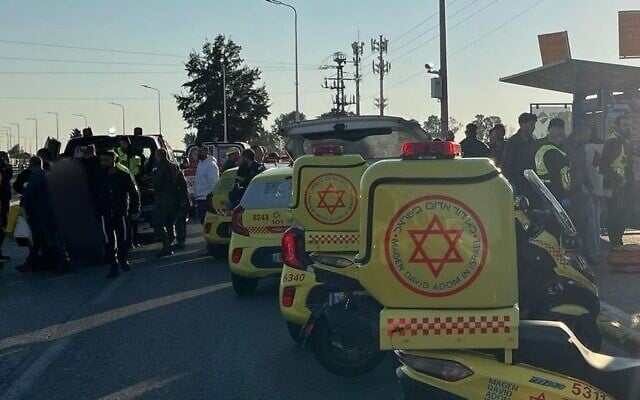 Les forces d'urgence sur les lieux d'un attentat à la voiture-bélier, à Karkur Junction, le 27 février 2025. (Crédit : Magen David Adom)