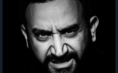 Affiche controversée représentant l'animateur Cyril Hanouna, utilisée par La France insoumise pour appeler à manifester « contre l'extrême-droite et ses relais », datant de mars 2025. (Crédit : X / @JeanMessiha / utilisée conformément à l'article 27a de la loi sur le droit d'auteur)