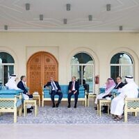 L'envoyé spécial américain pour le Proche-Orient Steve Witkoff (deuxième à gauche) rencontre les ministres des Affaires étrangères d'Arabie saoudite, des Émirats arabes unis, du Qatar, d'Égypte et de Jordanie aux côtés du conseiller du dirigeant de l'Autorité palestinienne Mahmoud Abbas, Hussein al-Sheikh, à Doha, le 12 mars 2025. (Crédit : Ministère des Affaires étrangères du Qatar)
