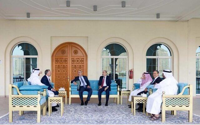 L'envoyé spécial américain pour le Proche-Orient Steve Witkoff (deuxième à gauche) rencontre les ministres des Affaires étrangères d'Arabie saoudite, des Émirats arabes unis, du Qatar, d'Égypte et de Jordanie aux côtés du conseiller du dirigeant de l'Autorité palestinienne Mahmoud Abbas, Hussein al-Sheikh, à Doha, le 12 mars 2025. (Crédit : Ministère des Affaires étrangères du Qatar) L'envoyé spécial américain pour le Proche-Orient Steve Witkoff (deuxième à gauche) rencontre les ministres des Affaires étrangères d'Arabie saoudite, des Émirats arabes unis, du Qatar, d'Égypte et de Jordanie aux côtés du conseiller du dirigeant de l'Autorité palestinienne Mahmoud Abbas, Hussein al-Sheikh, à Doha, le 12 mars 2025. (Crédit : Ministère des Affaires étrangères du Qatar)
