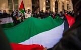 Rassemblement pro-palestinien d'étudiants devant les locaux de Sciences Po, à Paris, le 3 mars 2025. (Crédit : X / Comité Palestine Sciences Po Paris / utilisée conformément à l'article 27a de la loi sur le droit d'auteur)