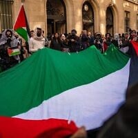 Rassemblement pro-palestinien d'étudiants devant les locaux de Sciences Po, à Paris, le 3 mars 2025. (Crédit : X / Comité Palestine Sciences Po Paris / utilisée conformément à l'article 27a de la loi sur le droit d'auteur)
