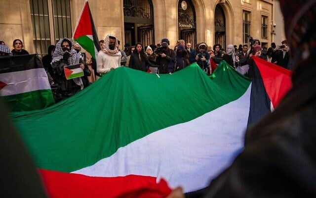 Rassemblement pro-palestinien d'étudiants devant les locaux de Sciences Po, à Paris, le 3 mars 2025. (Crédit : X / Comité Palestine Sciences Po Paris / utilisée conformément à l'article 27a de la loi sur le droit d'auteur) Rassemblement pro-palestinien d'étudiants devant les locaux de Sciences Po, à Paris, le 3 mars 2025. (Crédit : X / Comité Palestine Sciences Po Paris / utilisée conformément à l'article 27a de la loi sur le droit d'auteur)